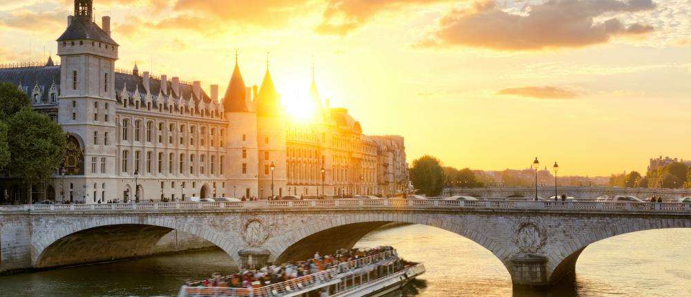 Celebrate Valentine's Day with a cruise on the Seine
